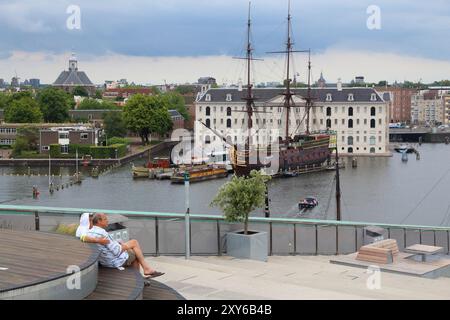 AMSTERDAM, NIEDERLANDE - 8. JULI 2017: Besucher besuchen die öffentliche Dachterrasse des Nemo Science Museum in Amsterdam, Niederlande. Nemo hat über 500.000 an Stockfoto