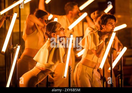 Prag, Tschechische Republik. Fotografierte Rehersal am 27. August 2024. Prag, Tschechische Republik. August 2024. Das gemeinsame Projekt DEKKADANCERS und die Tschechische Philharmonie - Aufführung mit gesprochenem Wort über Freiheit und Wissen - Jonathan Livingston Möwe nach dem Kultwerk von Richard David Bach Premiere findet am 28. August 2024 im Rudolfinum - Zeremonie Hall in Prag, Tschechische Republik statt. Fotografierte Rehersal am 27. August 2024. Quelle: Jaroslav Svoboda/CTK Photo/Alamy Live News Stockfoto