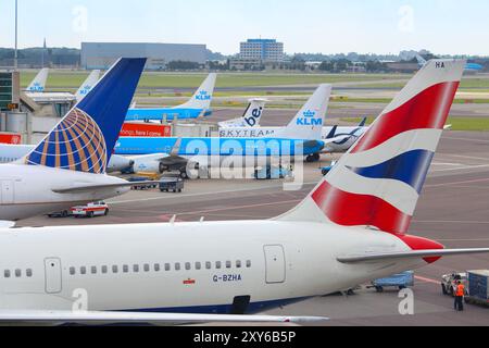 AMSTERDAM, NIEDERLANDE, 11. JULI 2017: Fluggesellschaften am Flughafen Schiphol in Amsterdam. Der Flughafen Schiphol ist der 12 verkehrsreichsten Flughafen der Welt mit mehr als 63 Stockfoto