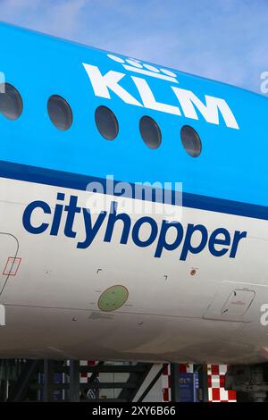 AMSTERDAM, NIEDERLANDE, 11. JULI 2017: KLM Cityhopper Fokker 100 am Flughafen Schiphol in Amsterdam. Der Flughafen Schiphol ist der 12 verkehrsreichsten Flughafen der Welt Stockfoto