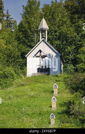 Kapelle auf einem Hügel im Wald, umgeben von Gräbern. Sommerurlaubsatmosphäre, Gundringen, Nagold, Schwarzwald, Deutschland, Europa Stockfoto