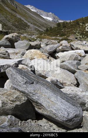 Riesige Felsbrocken in den Bergen Stockfoto