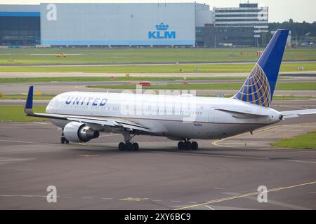 AMSTERDAM, NIEDERLANDE, 11. JULI 2017: United Airlines Boeing 767-300 am Flughafen Schiphol in Amsterdam. Der Flughafen Schiphol ist der 12 verkehrsreichsten Flughafen der w Stockfoto