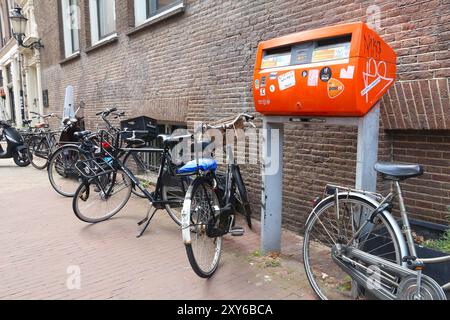 AMSTERDAM, NIEDERLANDE - 10. JULI 2017: Öffentliche Mailbox des niederländischen Postdienstes PostNL in Amsterdam, Niederlande. PostNL beschäftigt mehr als 77.000 Mitarbeiter. Stockfoto