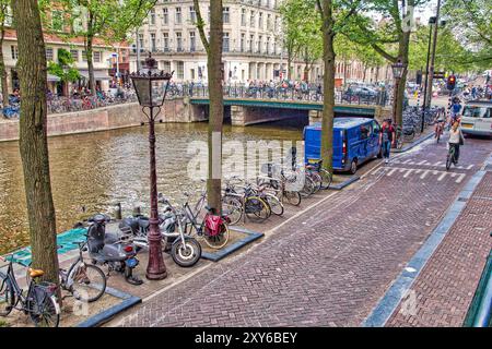 AMSTERDAM, NIEDERLANDE - 10 JULI 2017: Menschen besuchen Herengracht in Amsterdam, Niederlande. Amsterdam ist die Hauptstadt der Niederlande. Stockfoto