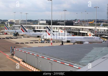 AMSTERDAM, NIEDERLANDE - 11. JULI 2017: Air France Airbus A319 und A320 am Flughafen Schiphol in Amsterdam. Schiphol ist der zwölftgrößte Flughafen in der Stockfoto