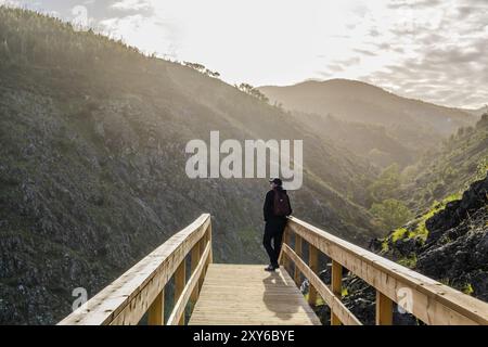 Ein Mann, der die Schönheit der Bergmänner von der Promenade in Alferce, Algarve, Portugal, Europa betrachtet Stockfoto