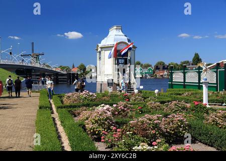 ZAANSE SCHANS, Niederlande - Juli 9, 2017: die Menschen besuchen Zaanse Schans restaurierte Dorf in den Niederlanden. Die beliebte Touristenattraktion hatte 1,6 Mill Stockfoto
