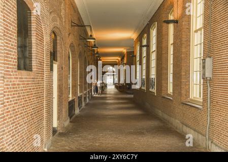 Amsterdam, Niederlande. August 2022. Der Buchmarkt im Oudemanshuispoort in Amsterdam Stockfoto