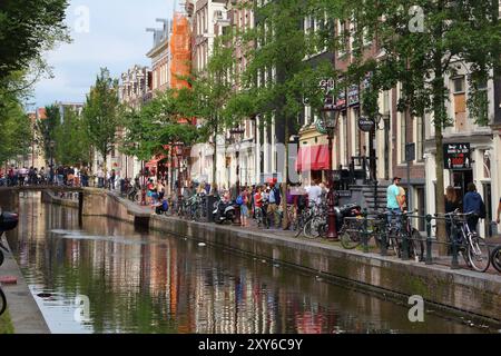 AMSTERDAM, NIEDERLANDE, 8. Juli 2017: Die Menschen besuchen Red Light District in Amsterdam, Niederlande. Amsterdam ist bekannt für seine entspannte Gesetze in Richtung pr Stockfoto