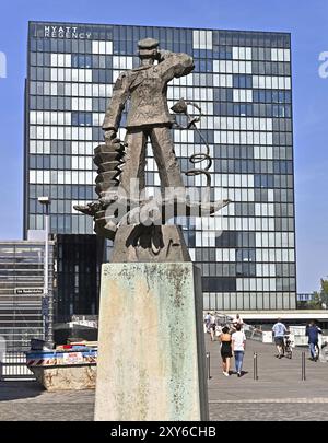 Seemann mit Akkordeon und Hyatt Regency Hotel Stockfoto