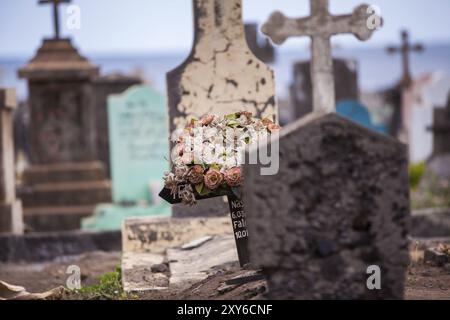 Weißer und hellrosa Trauerkranz auf einem Grab auf einem Friedhof Stockfoto