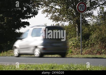 Geschwindigkeit vor einem Schild mit 70 km/h Stockfoto