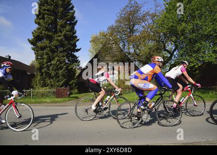 Europa, Deutschland, Metropolregion Hamburg, Stadtteil Stade, Radfahrer, Gruppe vor dem alten Bauernhaus, Hamburg, Hamburg, Bundesrepublik Deutschland, Stockfoto