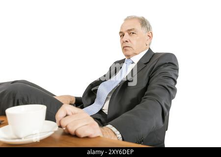 Mann als Beamter, Vertreter, Anwalt oder Verkäufer schaut grimmig über den Tisch Stockfoto