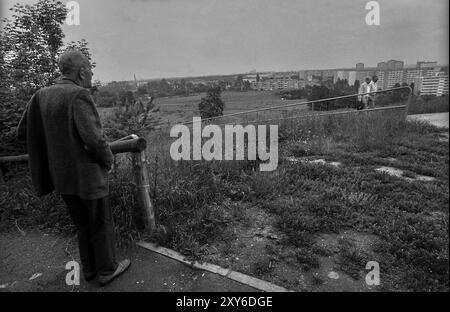 Deutschland, Berlin, 27. Juni 1991, im Volkspark Prenzlauer Berg, Blick auf das neue Entwicklungsgebiet Fennpfuhl/Lichtenberg, älterer Mann, Europa Stockfoto