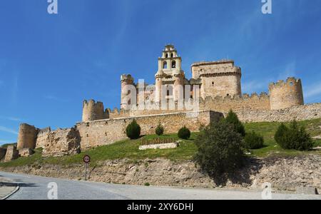 Mittelalterliche Burg mit Türmen und Steinmauern unter blauem Himmel, umgeben von Grünflächen, Turegano, Turegano, Segovia, Castilla y Leon, Spanien, Europa Stockfoto