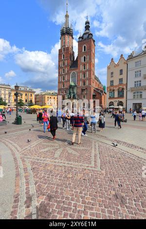 Krakau, Polen - 28. AUGUST 2018: die Menschen besuchen Rynek Platz in Krakau, Polen. Im historischen Zentrum von Krakau ist ein UNESCO-Weltkulturerbe. Stockfoto