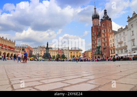 Krakau, Polen - 28. AUGUST 2018: die Menschen besuchen Rynek Platz in Krakau, Polen. Im historischen Zentrum von Krakau ist ein UNESCO-Weltkulturerbe. Stockfoto