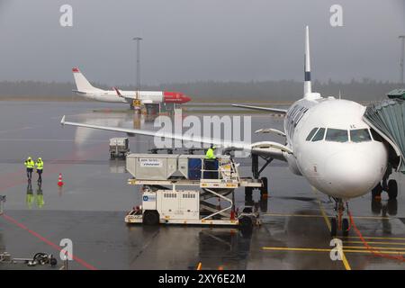 GÖTEBORG, SCHWEDEN - 28. AUGUST 2018: Norwegischer Air Shuttle Boeing 737 und Finnair Airbus am verregneten Göteborg Landvetter Flughafen in Schweden. Stockfoto