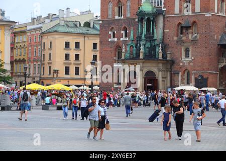 Krakau, Polen - 28. AUGUST 2018: die Menschen besuchen Rynek Platz in Krakau, Polen. Im historischen Zentrum von Krakau ist ein UNESCO-Weltkulturerbe. Stockfoto