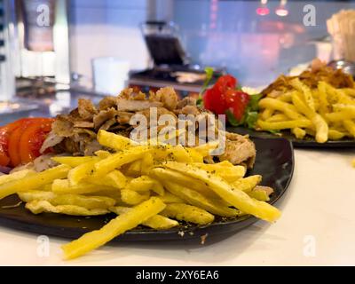 Gyro traditionelle Fleischgerichte und Pommes Frites aus der Nähe. Ethnische Gerichte, Fleischscheiben, Döner, Shawarma, Stockfoto