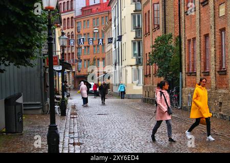 GÖTEBORG, SCHWEDEN - 27. AUGUST 2018: Die Menschen besuchen den verregneten Stadtteil Haga in Göteborg, Schweden. Göteborg ist mit 1 Mill die 2. größte Stadt Schwedens Stockfoto