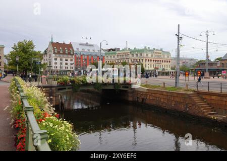 GÖTEBORG, SCHWEDEN - 27. AUGUST 2018: Besucher besuchen Drottningtorg (Drottning Square) in Göteborg, Schweden. Göteborg ist die 2. größte Stadt Schwedens Stockfoto