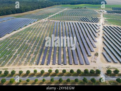 Petershagen, Deutschland. August 2024. Eine im Bau befindliche Photovoltaikanlage (Solarpark) auf einem ehemaligen Feld (Luftaufnahme mit Drohne). Auf einem Feld im Landkreis Märkisch-Oderland im Osten Brandenburgs wird hier seit mehreren Monaten ein großer Solarpark errichtet. Quelle: Patrick Pleul/dpa/Alamy Live News Stockfoto