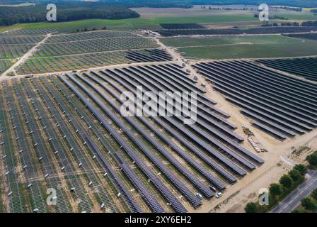 Petershagen, Deutschland. August 2024. Eine im Bau befindliche Photovoltaikanlage (Solarpark) auf einem ehemaligen Feld (Luftaufnahme mit Drohne). Auf einem Feld im Landkreis Märkisch-Oderland im Osten Brandenburgs wird hier seit mehreren Monaten ein großer Solarpark errichtet. Quelle: Patrick Pleul/dpa/Alamy Live News Stockfoto