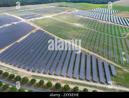 Petershagen, Deutschland. August 2024. Eine im Bau befindliche Photovoltaikanlage (Solarpark) auf einem ehemaligen Feld (Luftaufnahme mit Drohne). Auf einem Feld im Landkreis Märkisch-Oderland im Osten Brandenburgs wird hier seit mehreren Monaten ein großer Solarpark errichtet. Quelle: Patrick Pleul/dpa/Alamy Live News Stockfoto