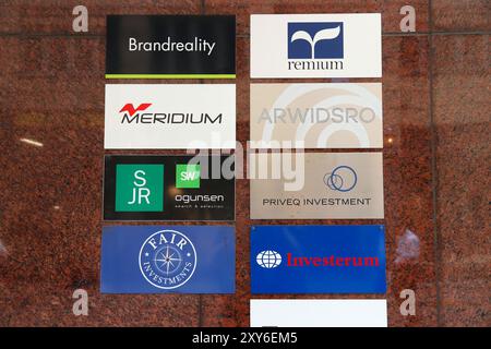 STOCKHOLM, SCHWEDEN - 24. AUGUST 2018: Startup-Tafeln in einem Bürogebäude mit mehreren finanziellen Startup-Unternehmen in Stockholm. Stockfoto