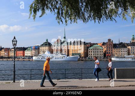 STOCKHOLM, Schweden - 24. AUGUST 2018: Touristen besuchen die Waterfront in Insel Skeppsholmen, Stockholm, Schweden. Stockholm ist die Hauptstadt und die meisten kleinen Baue Stockfoto