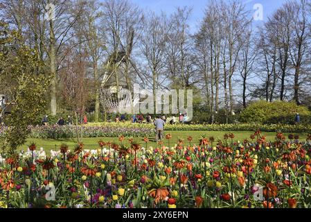 Lisse, Niederlande. April 2023. Besucher des Keukenhof, eines großen Frühlingsgartens in den Niederlanden Stockfoto