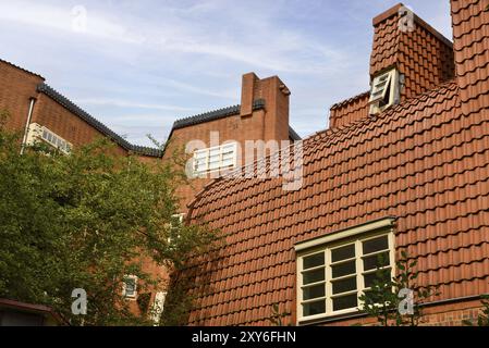 Amsterdam, Niederlande. Juni 2022. Details und Fassaden der charakteristischen Backsteinkonstruktion des Wohngebäudes in Amsterdam Schule Stil architec Stockfoto