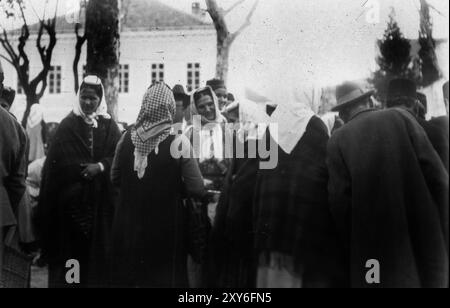 Frauen, die auf dem Straßenmarkt in Trebinje in Bosnien und Herzegowina einkaufen 1930 Stockfoto