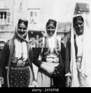 Frauen, die auf dem Straßenmarkt in Trebinje in Bosnien und Herzegowina einkaufen 1930 Stockfoto