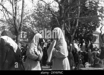 Muslimische Frauen kaufen auf dem Straßenmarkt in Trebinje in Bosnien und Herzegowina 1930 Stockfoto