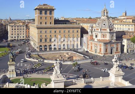 Piazza Venezia, Straßenverkehr und die Stadt von Vittoriano aus gesehen Stockfoto