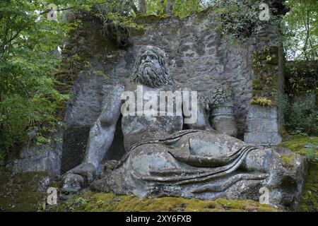 Neptun oder Pluto, Sacro Bosco, Heiliger Wald, Park der Monster, Parco dei Mostri, Groteske, monumentale Skulpturen, antike Architektur, Stadt von Stockfoto