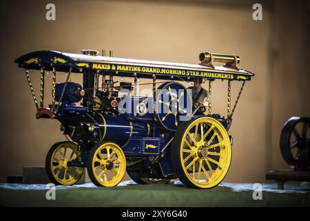 MILDENBERG, DEUTSCHLAND, 05. MAI: Modell einer blau-gelben Dampfmaschine auf einem Festival für Dampfmaschinen am 05. Mai 2012 in Mildenberg, Deutschland, Europa Stockfoto