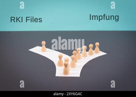 Menschenmenge folgt dem Weg zur Impfung, man denkt anders und studiert RKI-Akten, Propaganda, Verschwörungstheorie, Medien und Manipulation, deutsch Stockfoto