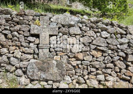 Altes Steinkreuz am Wegesrand in Südfrankreich Stockfoto