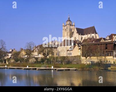 Die Stadt Dole mit Kirche, die Stadt Dole und die Kirche in Frankreich Stockfoto