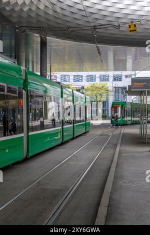 Messe Basel, ein inspirierter Straßenbahnübergangsbahnhof im Messezentrum Basel. Das Gebäude wurde von den berühmten Architekten Herzog & de Meuron erbaut und wurde 2013 eröffnet. Stockfoto