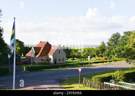 terschelling, Niederlande. Juli 2024. Die Dünen, der Leuchtturm und das Dorf Terschelling. Hochwertige Fotos Stockfoto