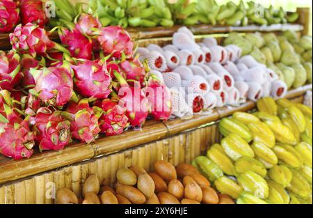 Open-Air-Obst-Markt im Dorf in Thailand Stockfoto