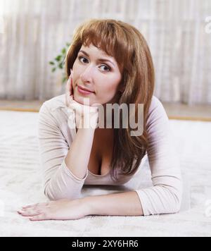 Porträt der glückliche junge Frau indoor hautnah Stockfoto