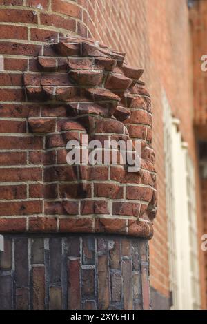 Amsterdam, Niederlande. Juni 2022. Details der Fassaden des charakteristischen Backsteingebäudes des Wohnkomplexes mit Bogen im Stil der Amsterdamer Schule Stockfoto