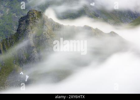 Nebelatmosphäre in den Bergen, Flakstadoeya, Lofoten, Norwegen, Juli 2015, Europa Stockfoto